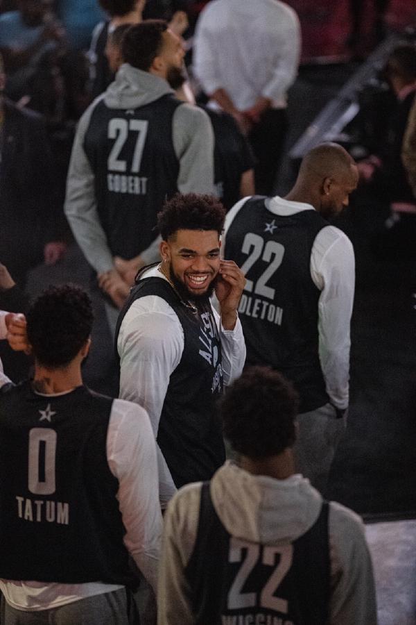 唐斯在尼克斯体系中扮演什么角色?与布伦森阿努诺比的战术配合解析