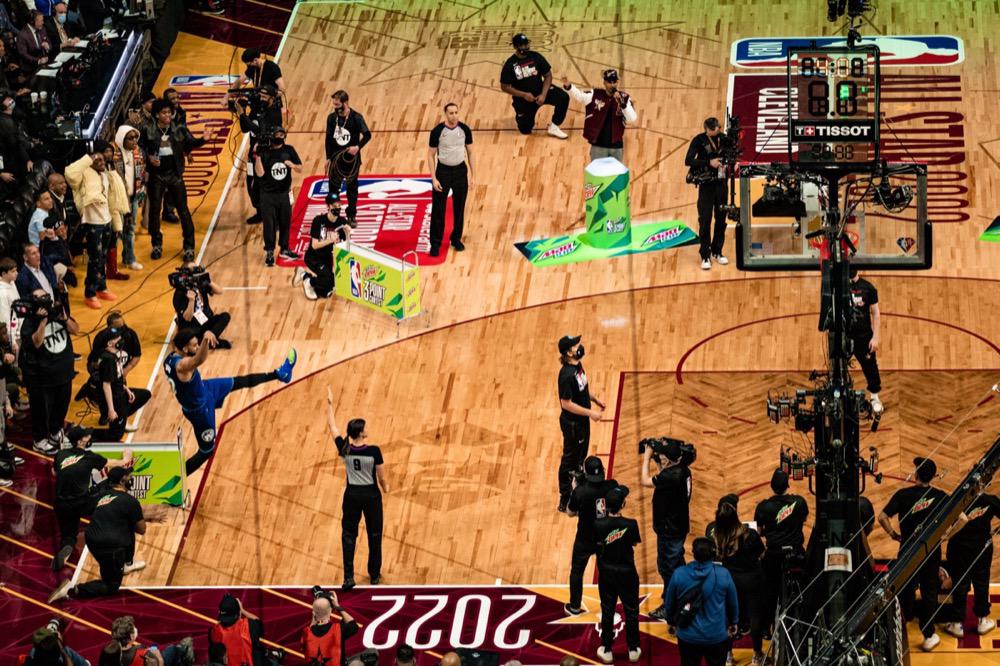 唐斯如何在失去母亲后重新站起来?新冠丧母与心理韧性的感人故事