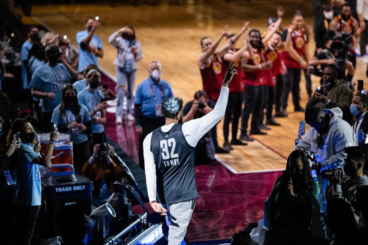 唐斯三分投射技术全解析：七尺长人如何做到生涯40%命中率